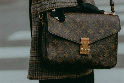 zilverkleurig louis vuitton tas